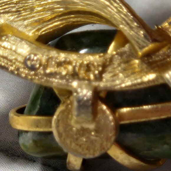 Vintage LISNER Textured Gold Tone Abstract Swirl Brooch Jade & Imitation Pearls - Picture 10 of 12